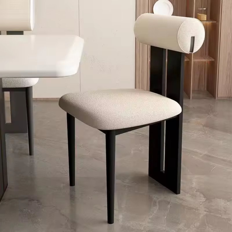 Chaise moderne en noyer avec assise rembourrée