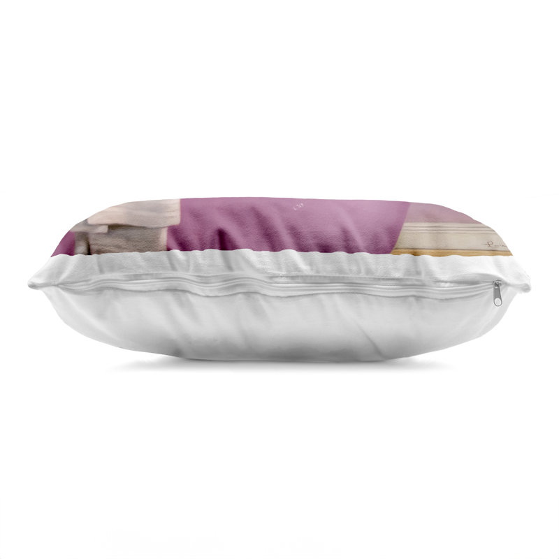Coussin décoratif imprimé lapin dans un bain à bulles relaxant, design par Lucia Heffernan