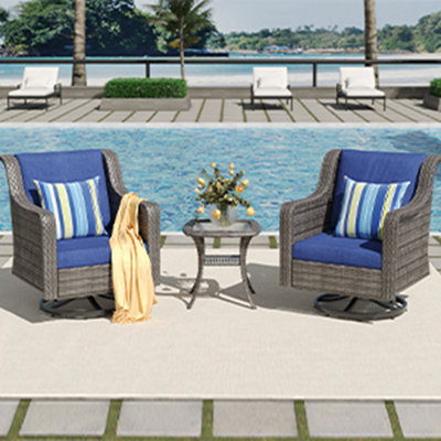 Deux chaises pivotantes + une table d'appoint
