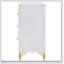 La commode de chambre blanche à 6 tiroirs Chesney avec bordure dorée allie un design élégant et un grand espace de rangement pour les chambres raffinées.