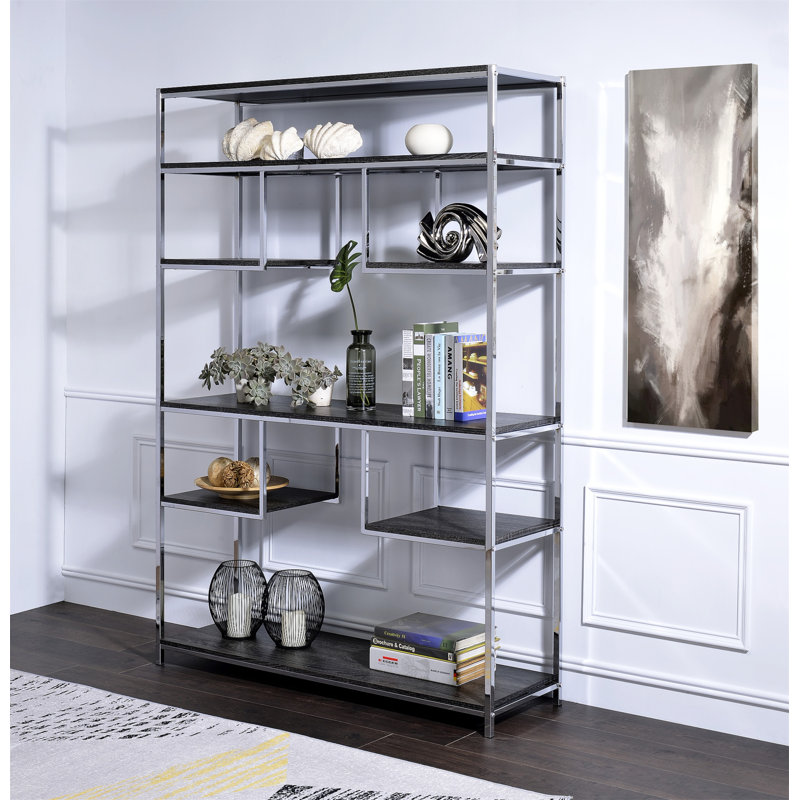 Bibliothèque Vonara en chêne gris rustique et finition chromée avec plusieurs compartiments pour un rangement efficace