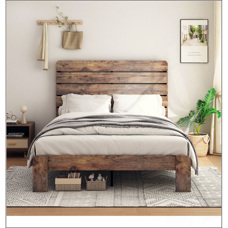 Structure de lit plateforme en bois avec grand espace de rangement sous le lit, rehaussant l'esthétique et la fonctionnalité dans votre chambre à coucher