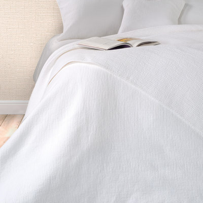 Contemporain white stitched quilt set
