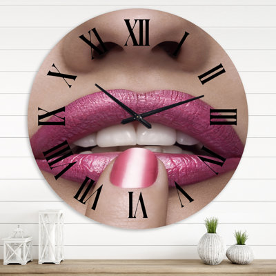 Femme rose avec un doigt sur la bouche - horloge murale moderne