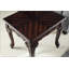 Table de bout traditionnelle en bois avec finition cerisier foncé avec pattes détaillées et placage brun élégant