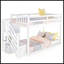 Lit superposé simple au-dessus d'un lit simple avec échelle et rangement