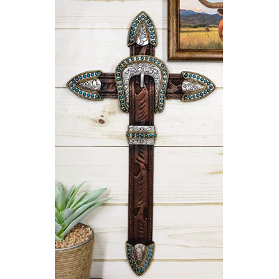 Figurine croisée en simili cuir