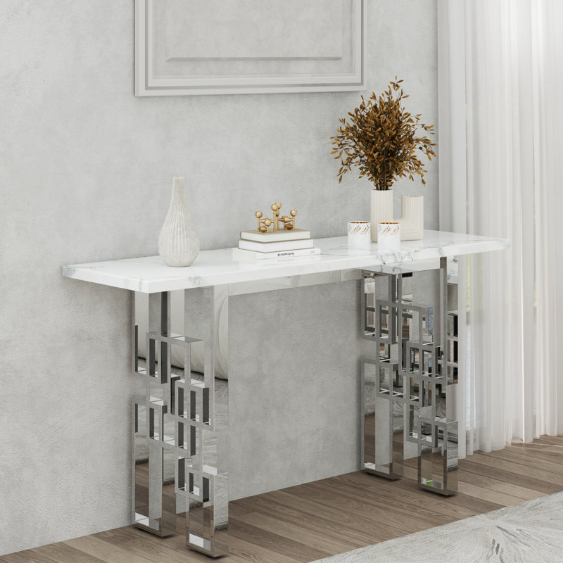 Console luxueuse de 55 pouces en faux marbre blanc et argent avec base géométrique en miroir en métal chromé