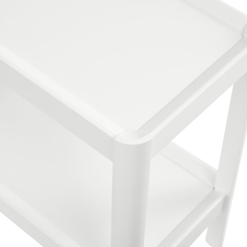 Table d'appoint décontractée blanche avec patins aux rayures, deux tablettes de présentation, coins arrondis, 22 pouces de largeur, hauteur, profondeur, 12 po