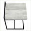 Table basse en forme de C moderne peu encombrante, plateau en bois gris et amp; Base en métal noir pour le salon / la chambre à coucher