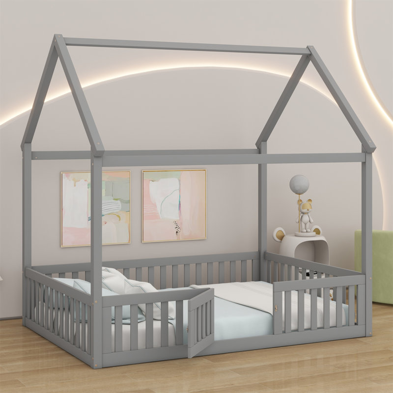 Lit en bois avec clôture et porte, gris