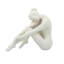Figurine de femme assise en pierre et résine 10,5 x 4,5 x 9 po au fini blanc lisse