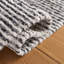 Tapis géométrique fait à la main Charvik en ivoire / gris / blanc-1569807119