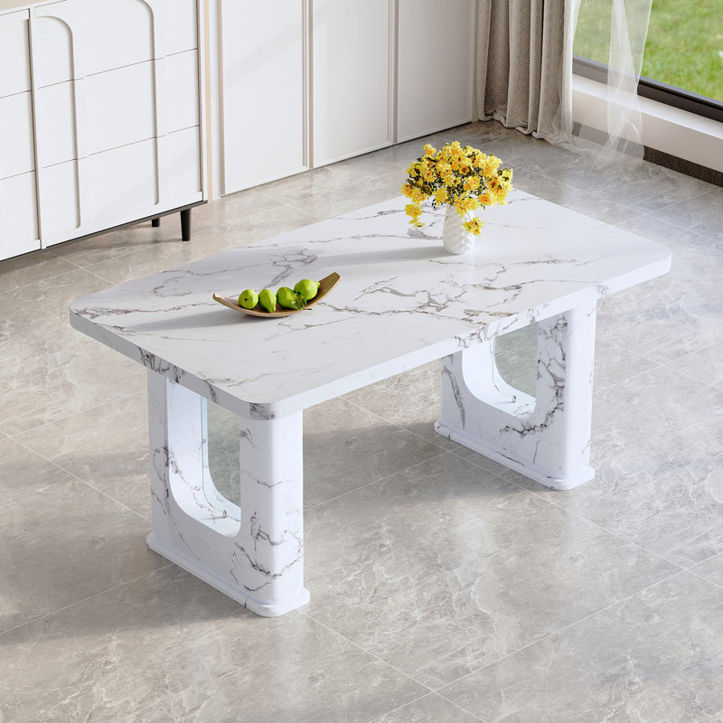 Élégante table de salle à manger en marbre avec un design en verre transparent, une texture délicate et une durabilité minimaliste