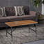 Table basse d'extérieur rectangulaire avec pieds tubulaires en angle et plateau en bois