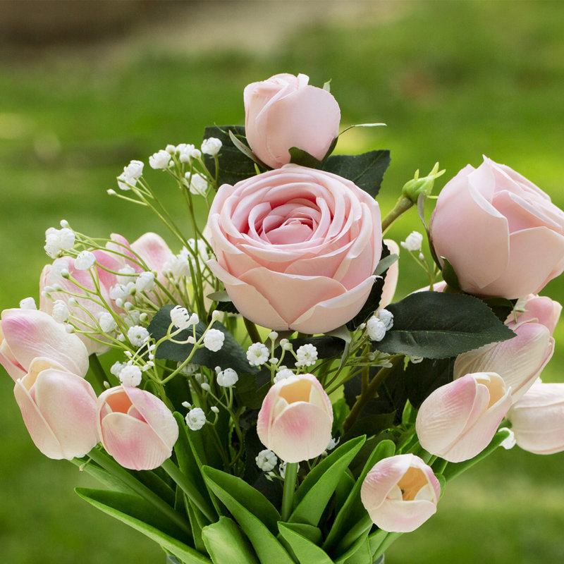 Tulipe artificielle et rose dans un vase, Rose