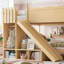 Lit double au dessus d'un lit double avec tablettes coulissantes et de rangement, maison moderne en bois massif naturel