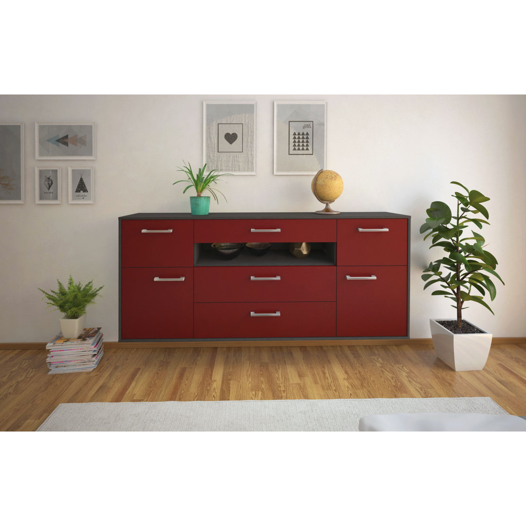 Das Sideboard Barri hat Metallgriffe und die Maße 180 cm x 79 cm x 35 cm.