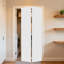 Portes intérieures modernes en MDF, finition blanche, peu encombrantes pour les garde-robes-136394346-136916981