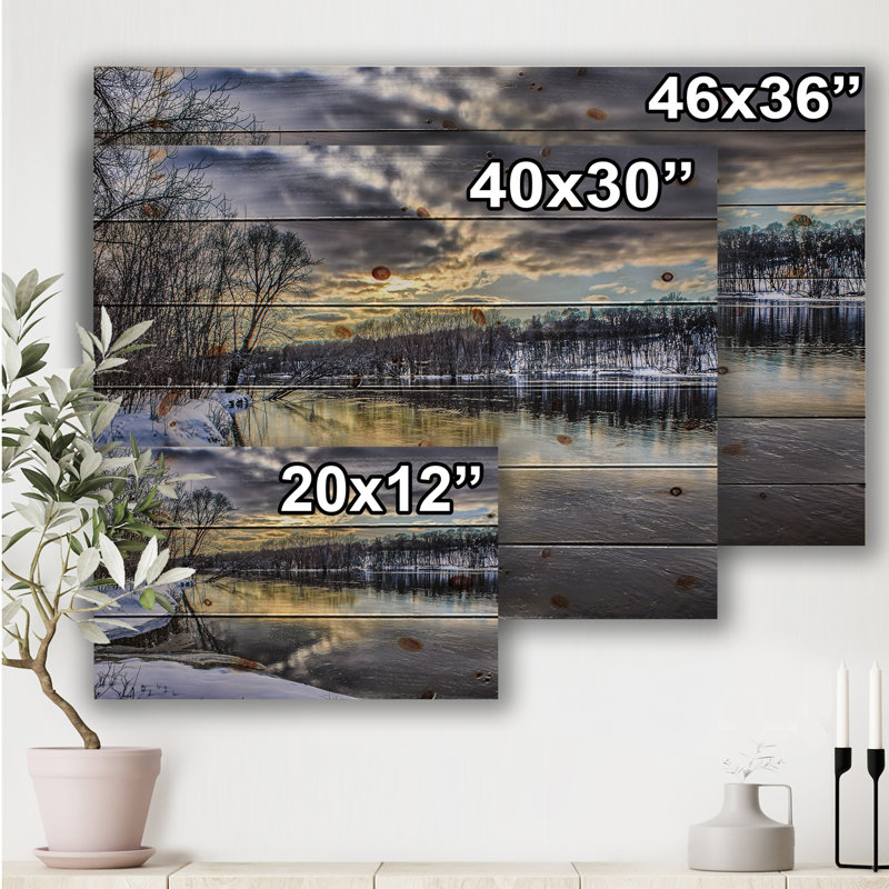 Soleil délicat réfléchi sur une rivière d'hiver dans les bois - Reproduction d'art sur bois sans cadre
