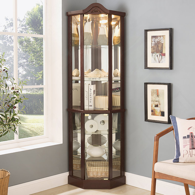 Vitrine d'angle en verre exquis avec tablettes réglables, barre lumineuse et décoration sculptée pour mettre en valeur des objets précieux