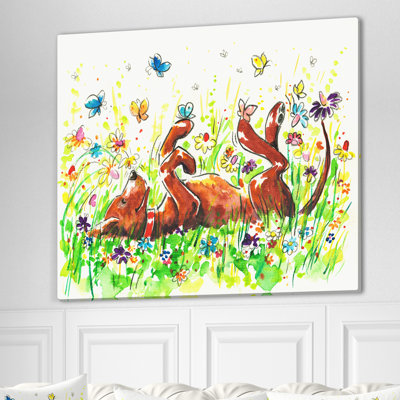 Chien heureux et brun avec fleurs et papillon - reproduction d'art