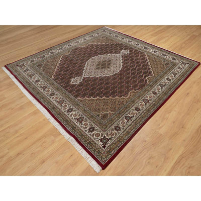 Tapis oriental carré 8 pi x 8 pi rouge cerise noué à la main avec motif de médaillon Tabriz Mahi 100% laine, 175 KPSI
