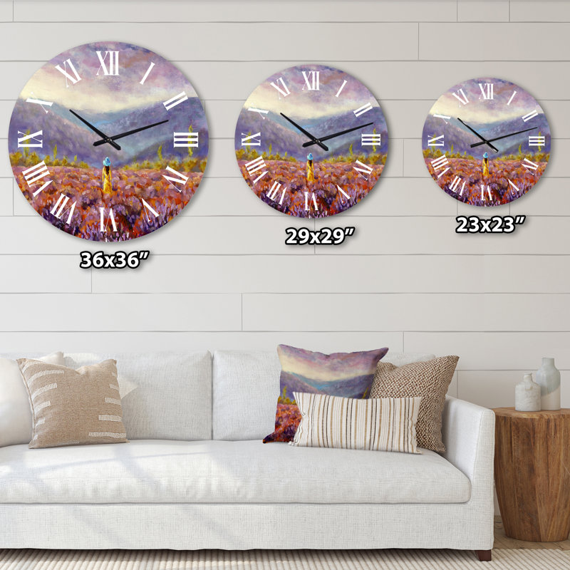 Femme en robe jaune et chapeau marchant dans les champs - Horloge murale traditionnelle, Grand