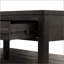 Table basse avec détails en métal