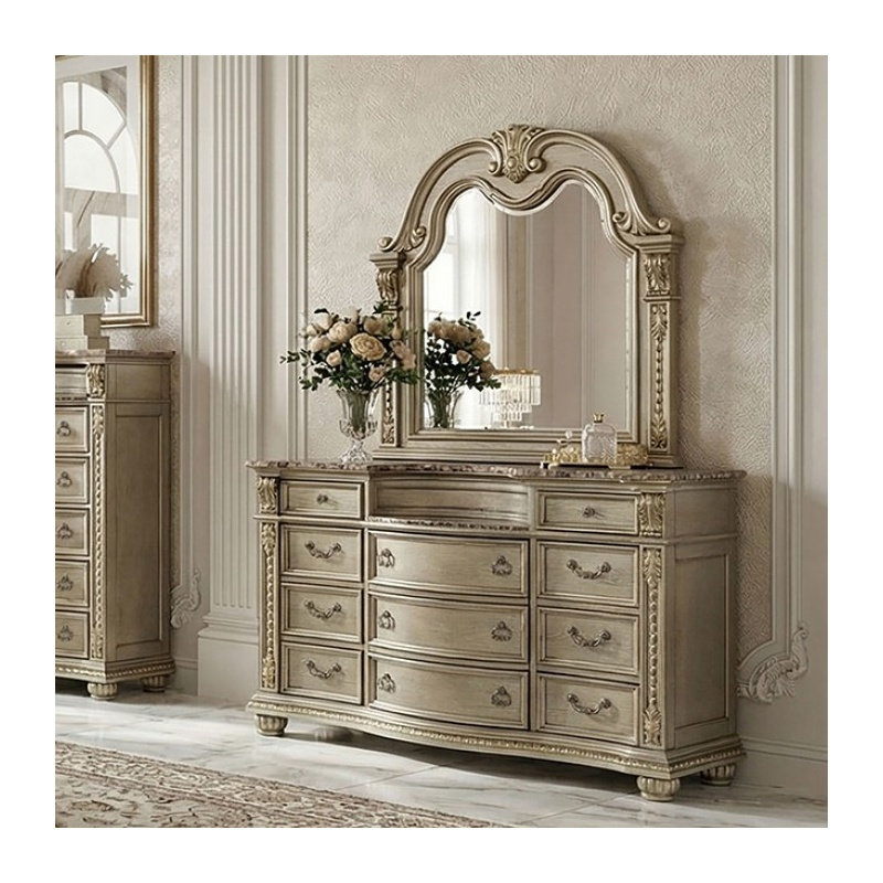 Commode traditionnelle avec dessus en marbre, fini champagne doré et quincaillerie en laiton antique