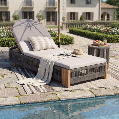Ensemble de jardin avec chaise longue, table d'appoint et table basse en bois d'acacia aspect teck - 240 x 111 x 76 cm - Bois d'acacia, corde et fer - 3 pièces - Ensemble de jardin 3 pièces - Gris - Comprend une chaise longue, un coussin et une table d'appoint, dossier réglable