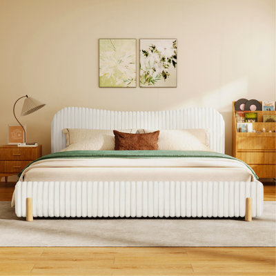 Lit tapissier épuré blanc avec tête de lit ondulée et coutures verticales