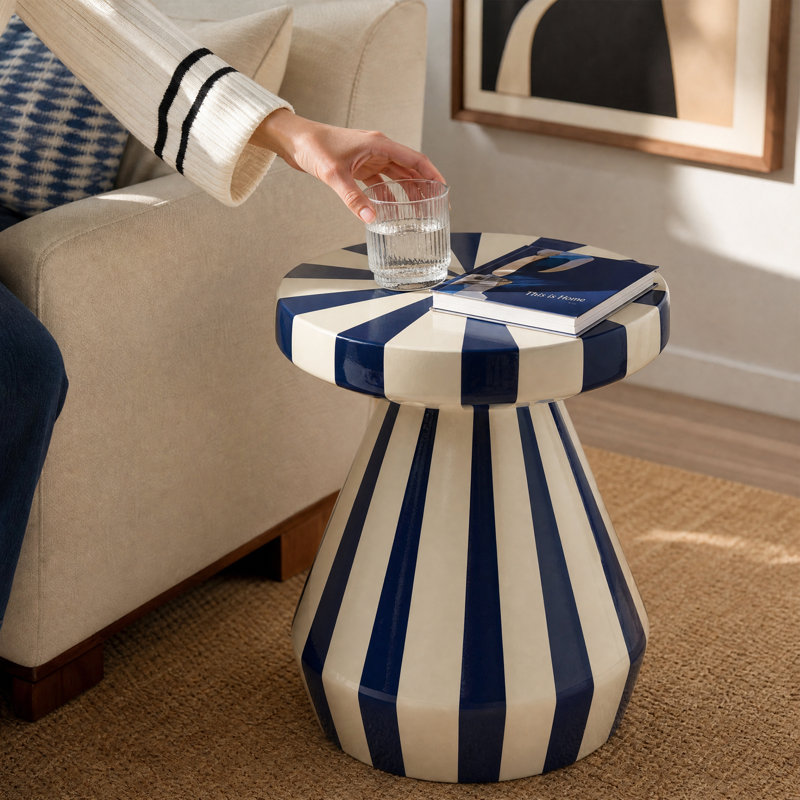 Table d'appoint rayée bleu marine et crème en oxyde de magnésium, table décorative pour l'intérieur et l'extérieur