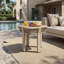 Table d'appoint en bois d'acacia à finition teck, table de bout d'extérieur pour patio avec corde beige et structure en métal naturel d'une capacité de 120 lb, table d'appoint carrée pour la cour, le balcon et le salon