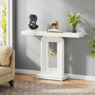 Console moderne avec base géométrique, canapé d'entrée étroit de 40 pouces avec décor doré, table d'appoint contemporaine en bois pour l'entrée du salon, blanc imitation marbre