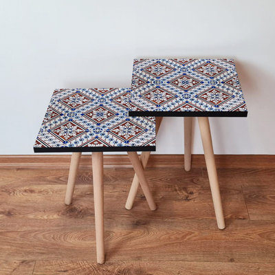 Élégantes tables gigognes (2 pièces), bleu marine et rouge, 13,8 x 18,5 x 13,8 po (grand) et 13,8 x 16,5 x 13,8 po (petit) | 100% panneau de fibres à densité moyenne avec pieds en bois de hêtre, épaisseur de 0,71 po | Conception géométrique ethnique, parfaite pour les espaces de vie modernes
