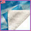 Couvertures bleues à triangles géométriques-123991419