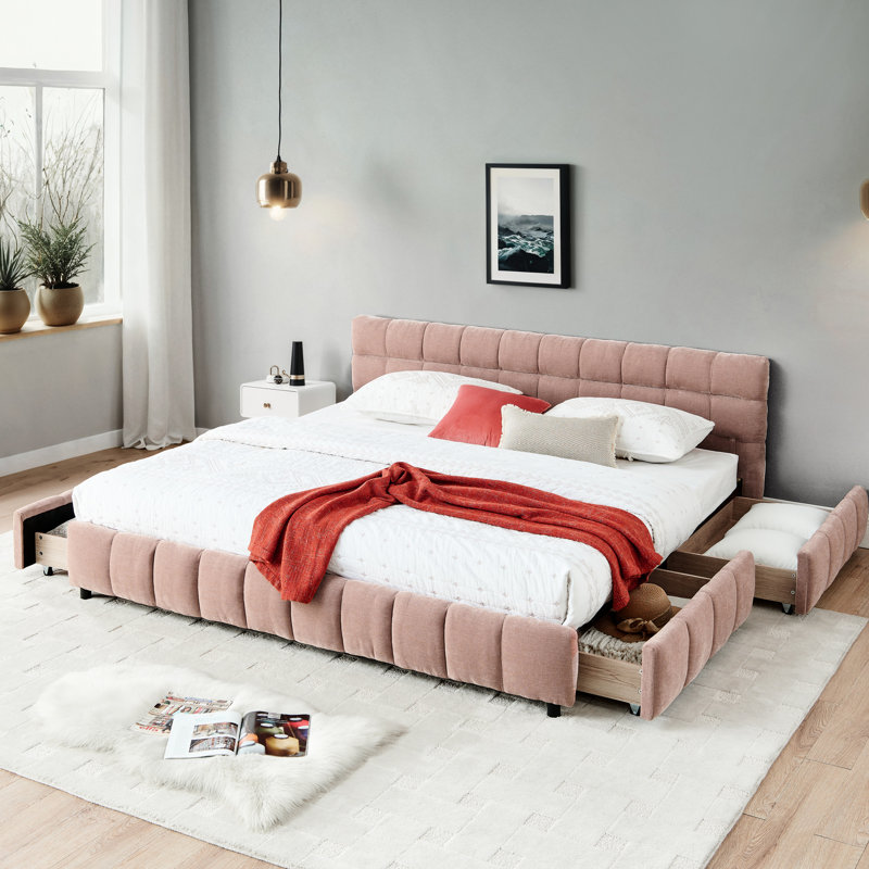 Très grand lit tapissier rose avec tête de lit et tiroirs de rangement pour une chambre à coucher détendue
