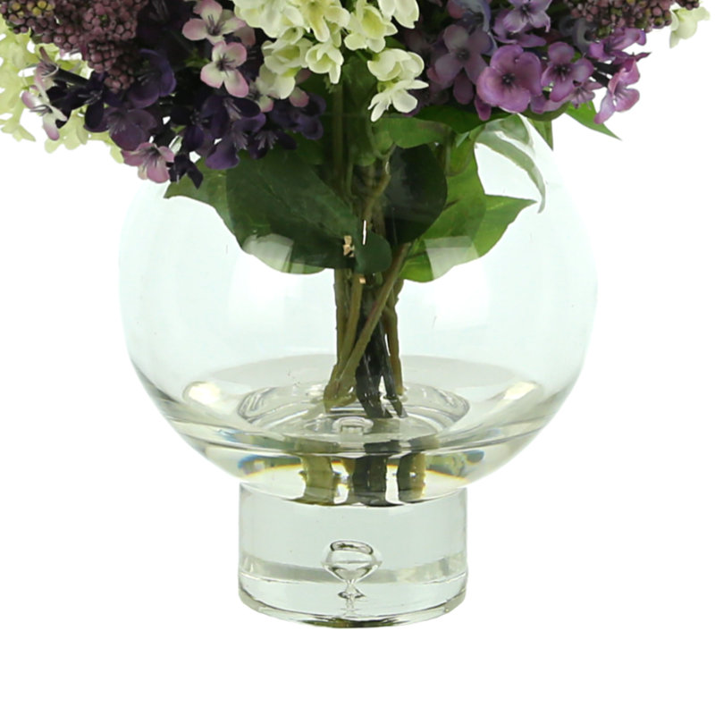 Arrangement floral lilas et eucalyptus dans un pot en verre