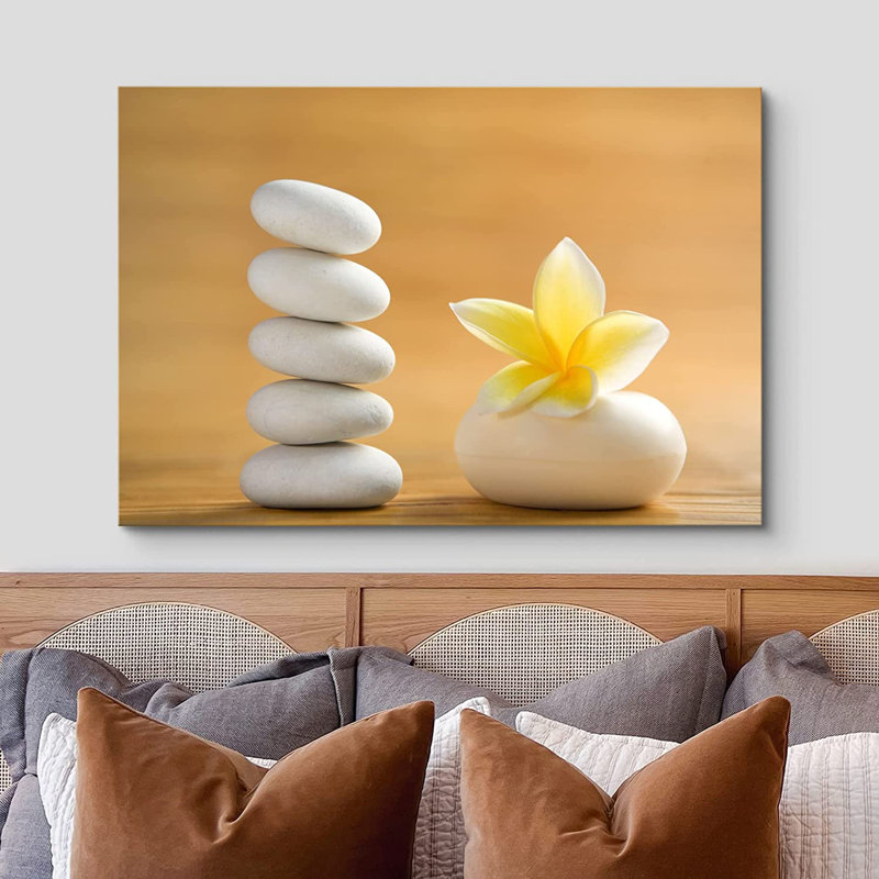 «Zen Stones with Blooming White Plumeria», reproduction de photo sur toile tendue, H 32 po x l 48 po x P 2,25 po