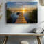 Toile, art serein au bord du lac au coucher du soleil avec un quai en bois qui s'étend sur un lac calme-237883989