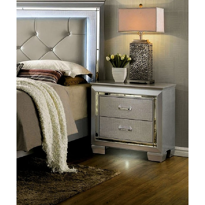 Armoire de chambre à coucher moderne avec doublure argentée et tiroirs de rangement
