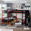 Lit superposé simple en L avec lit de mezzanine pour 3 personnes, bureau intégré, tablettes et DEL, cadre en bois de pin et en panneau de fibres à densité moyenne, noir et rouge