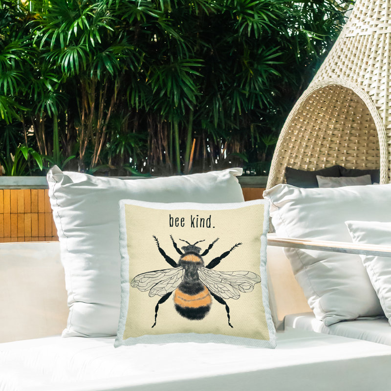 Coussin extérieur Stupell Industries Bee Kind par Carrie Cantwell