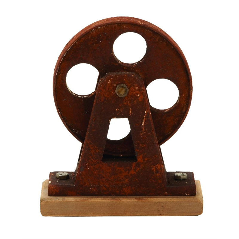 Sculpture de roue de poulie en fonte rustique sur base en bois - décor industriel