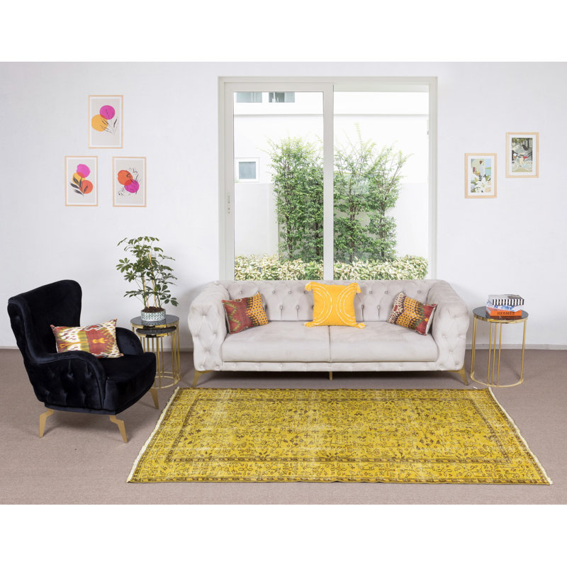 Tapis jaune à motif floral 5,3 x 8,6 pi surteint en jaune
