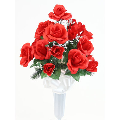Rose de Noël et houx commémoratif dans un vase