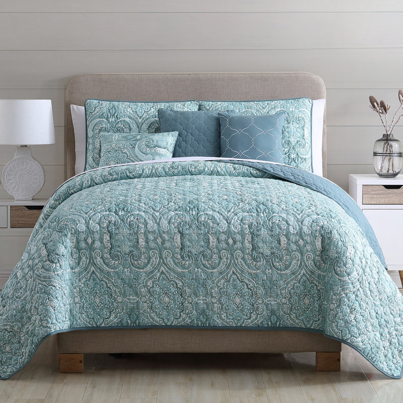 Traditional Polyester Paisley Quilt, Queen Quilt + 2 Standard Shams + 3 Throw Pillows