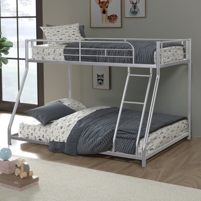Lit simple superposé au dessus d'un lit double en métal de style contemporain avec finition argentée et échelle en angle