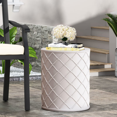 Table d'appoint élégante et légère en béton - Détail de corde 38,6 cm x 46,4 cm - Idéale pour une utilisation immédiate - Style moderne et extérieur - Motif losanges nautiques - Hauteur non assemblée